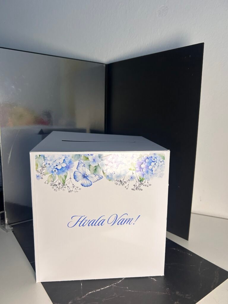 M – 22 × 22 × 22 cm: 28 € Kapacitet: približno 100 kuverti L – 30 × 30 × 30 cm: 33 € Kapacitet: približno 200–250 kuverti