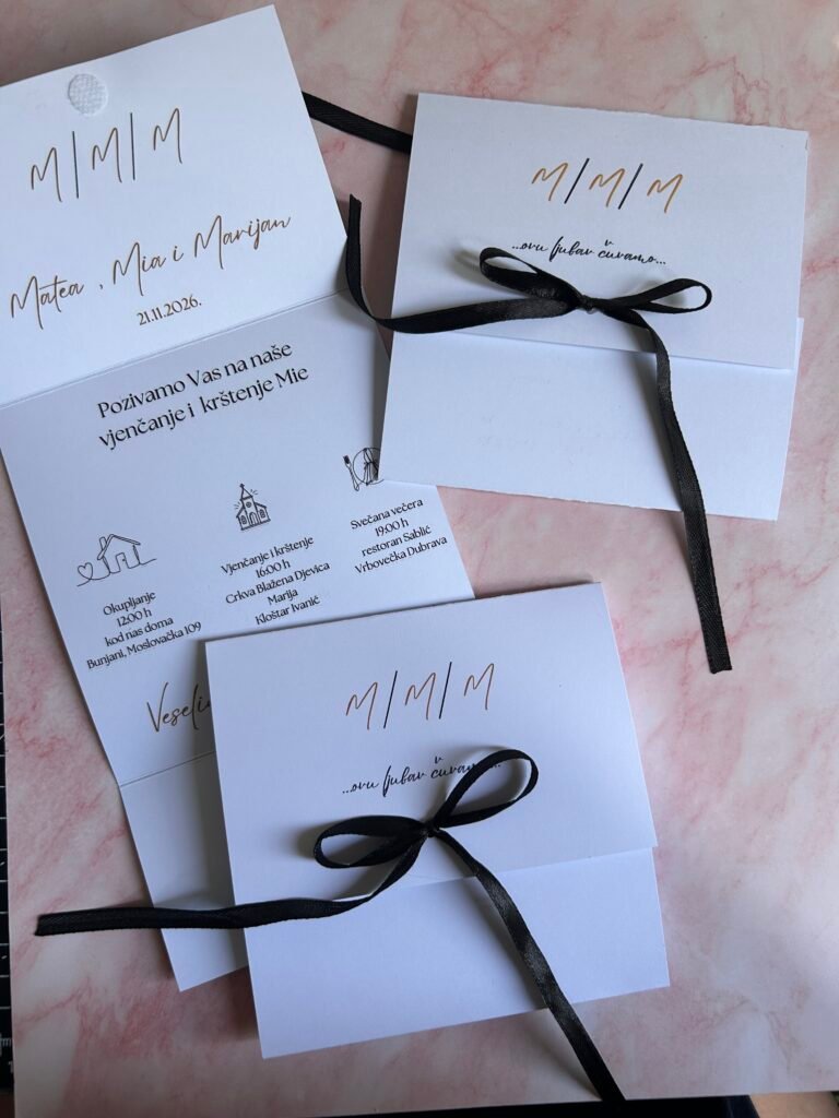 Preklopljena personalizirana pozivnica za vjenčanje s mašnicom i zatvaranjem na čičak