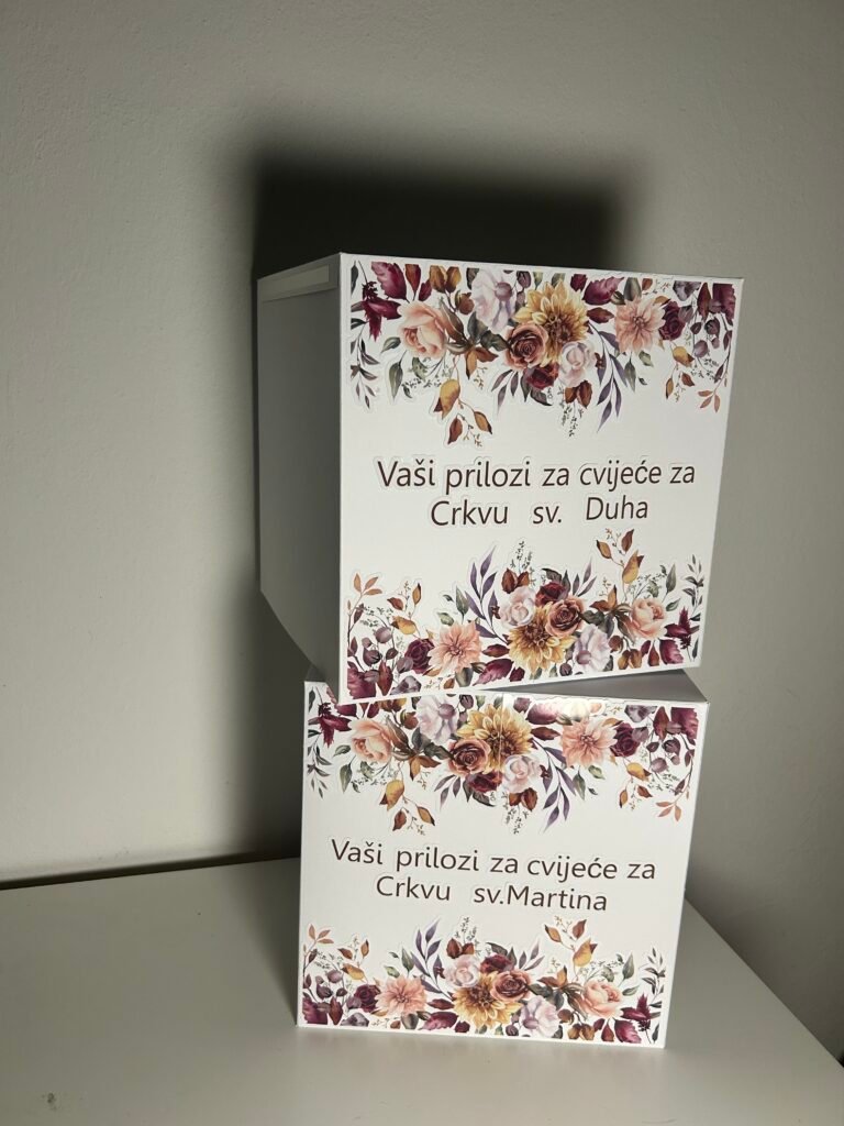 M – 22 × 22 × 22 cm: 28 € Kapacitet: približno 100 kuverti L – 30 × 30 × 30 cm: 33 € Kapacitet: približno 200–250 kuverti